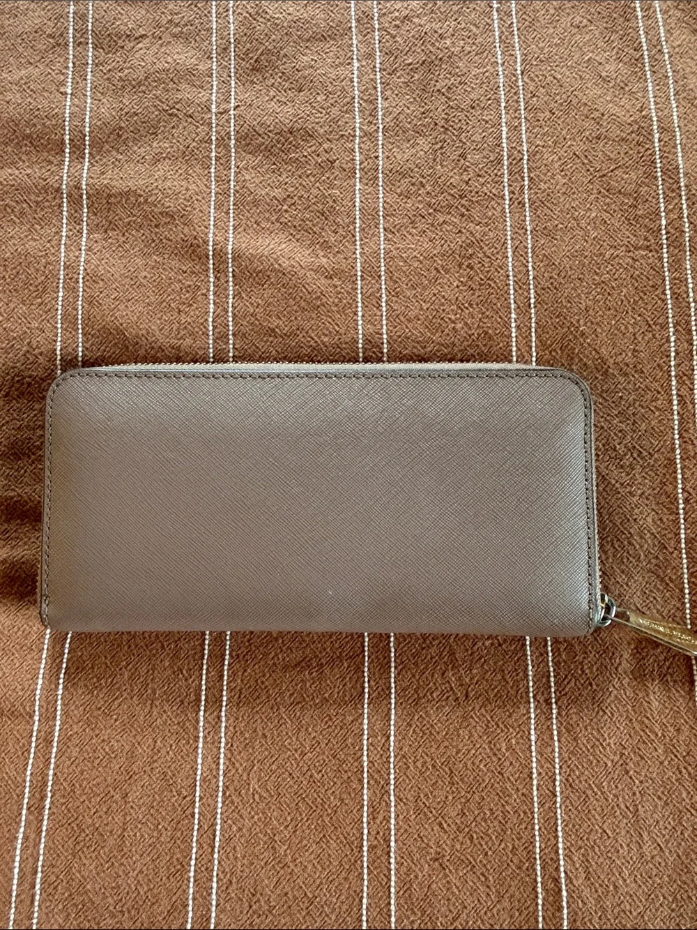 Michael Kors zip around